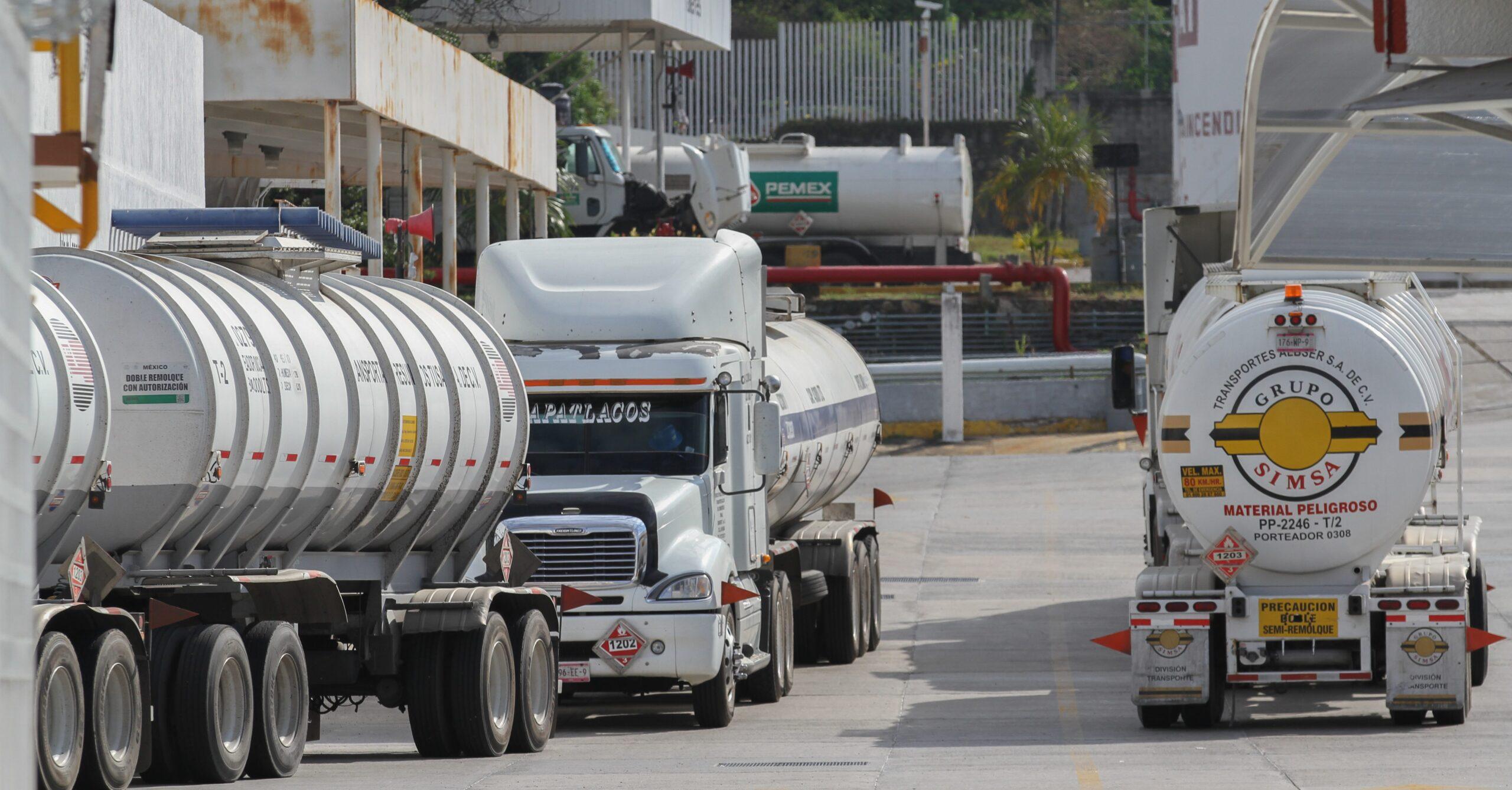 México reduce importación de gasolina de EU; cierre de ductos frena ingreso de combustible