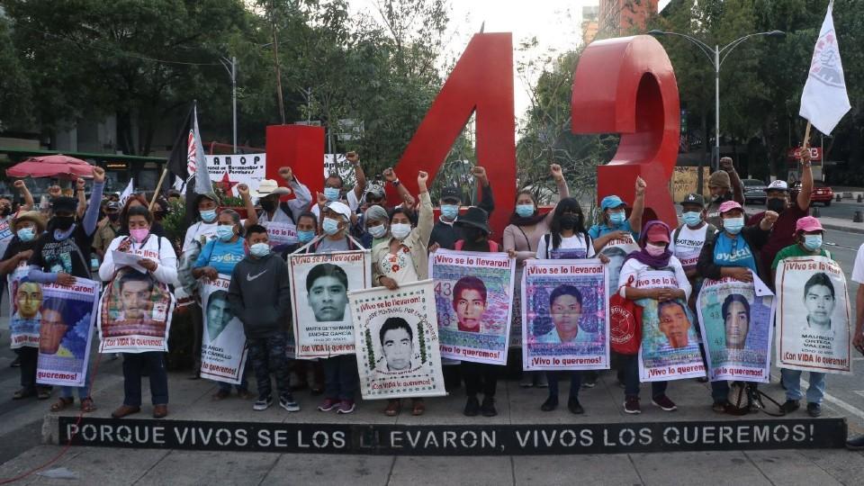 Caso Ayotzinapa no está cerrado: AMLO; defiende al Ejército pese a su participación en desaparición de los 43 estudiantes