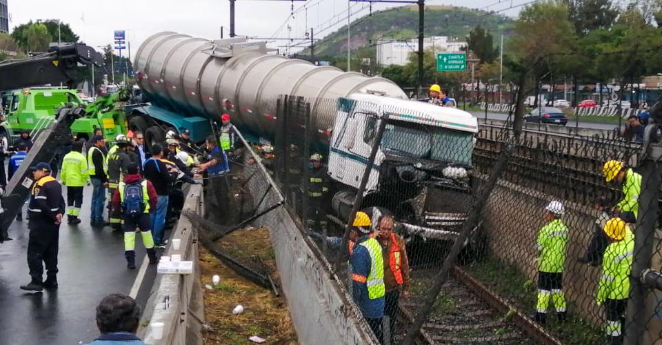 Tráiler choca contra muro de la estación Tepalcates del Metro y causa corte de servicio por 6 horas