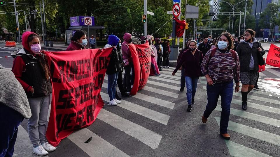 Bloqueo de normalistas en Reforma e Insurgentes cumple más de 24 horas; conoce las alternativas viales