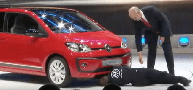 Mecánico “repara” un Volkswagen en el Auto Show de Ginebra
