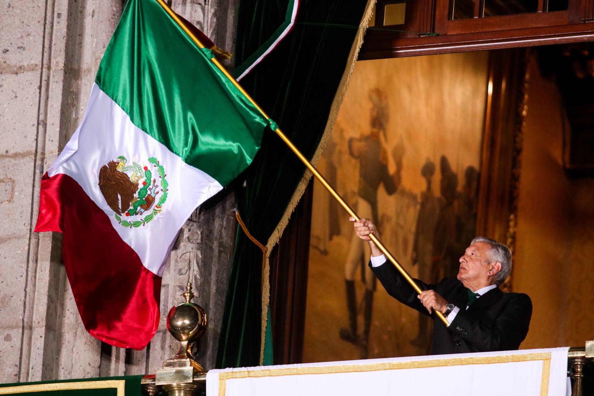 Sin gritos, júbilo, ni multitudes y con un viva para la esperanza: Así fue el Grito de AMLO