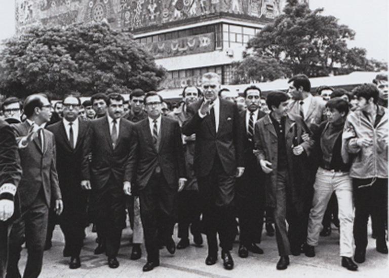 1968: Bandera a media asta en CU; hoy es día de luto para la universidad
