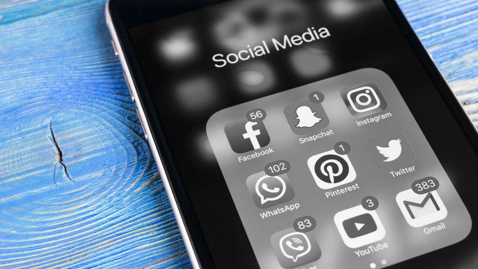 Por qué poner la pantalla de tu celular en blanco y negro te ayuda a depender menos de él