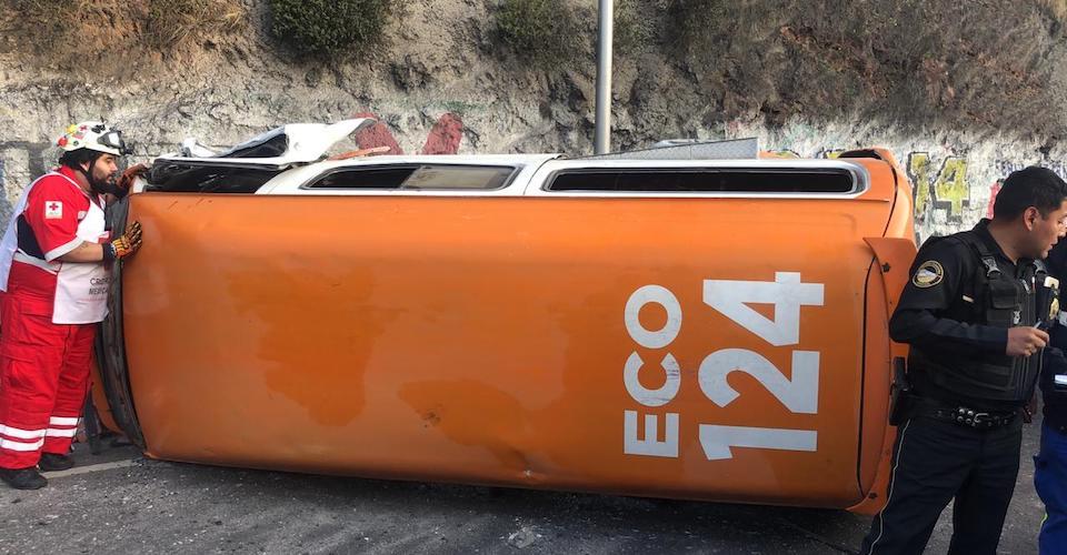 Vuelca camioneta de transporte público en Insurgentes Norte; hay 12 heridos