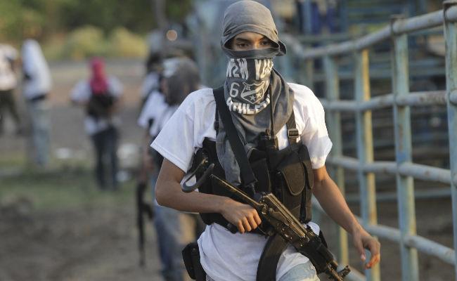 Autodefensas toman Parácuaro y retienen a 15 policías