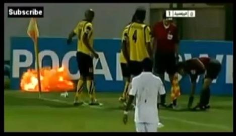 Lanzan explosivo durante un partido de futbol