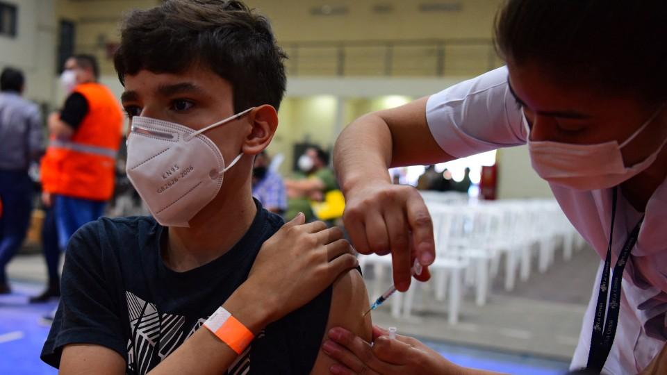 Europa aprueba vacuna COVID de Moderna para jóvenes de 12 a 17 años