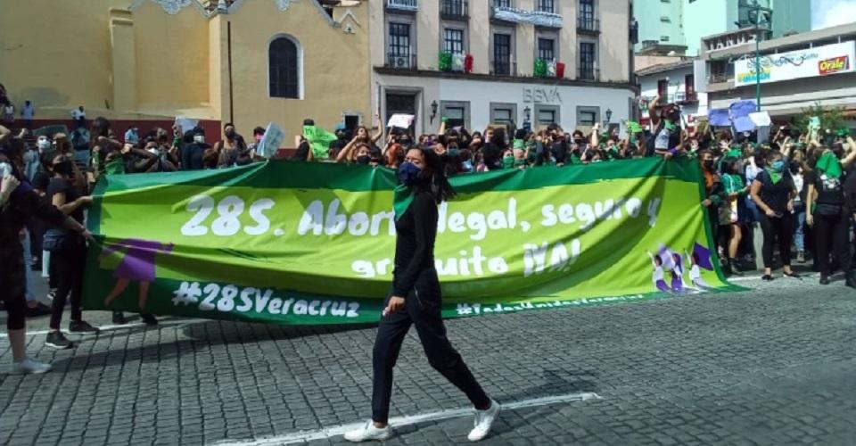 Entre fuerte operativo policiaco, feministas piden aborto legal en Xalapa, Veracruz