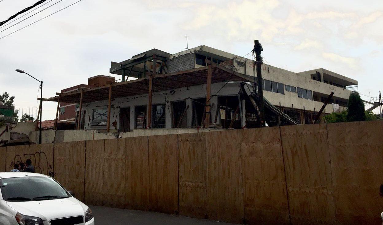 Padres impiden la demolición del Colegio Rébsamen hasta que termine la investigación
