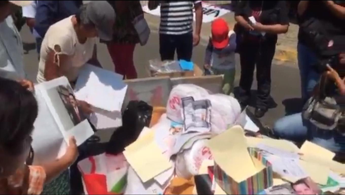 CNTE quema propaganda priista en Oaxaca; dicen que la sacaron de oficinas de Sagarpa
