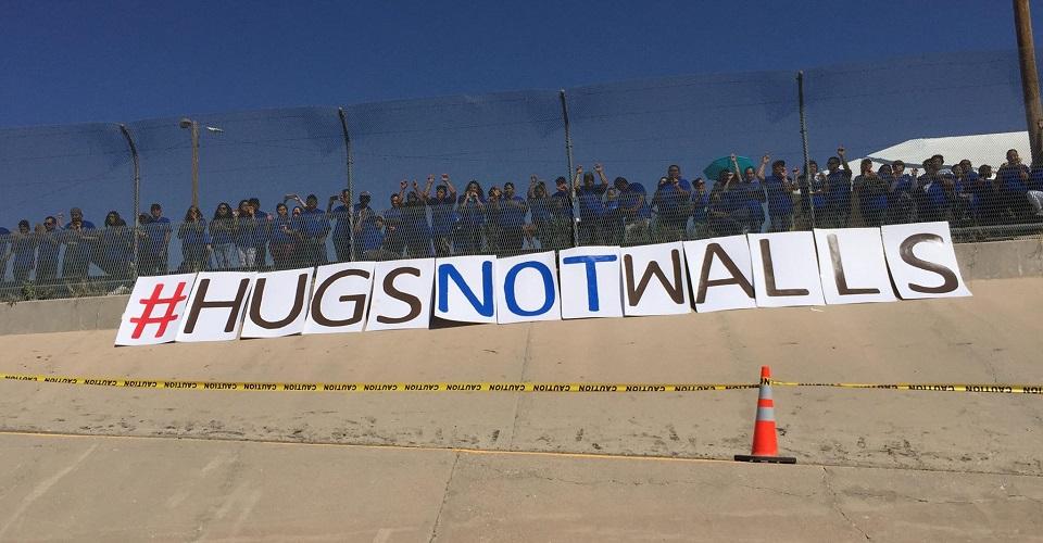 Migrantes se reencuentran con su familia en la frontera y dan mensaje a Trump: abrazos, no muros