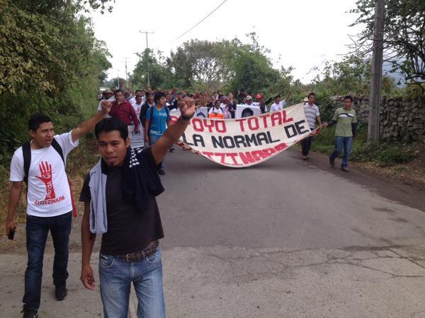 Las tres caravanas por Ayotzinapa se acercan al DF; se unirán a marchas en el DF