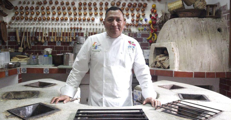 El chef mexicano que enseña a mujeres a cocinar para generar ingresos