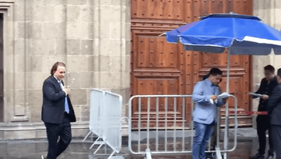 Con tómbola y tamales, AMLO recibe a empresarios en Palacio Nacional