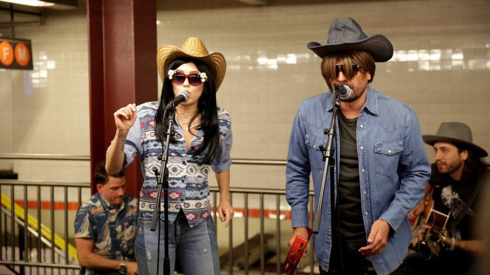 Miley Cyrus y Jimmy Fallon llevan la fiesta a metro de Nueva York