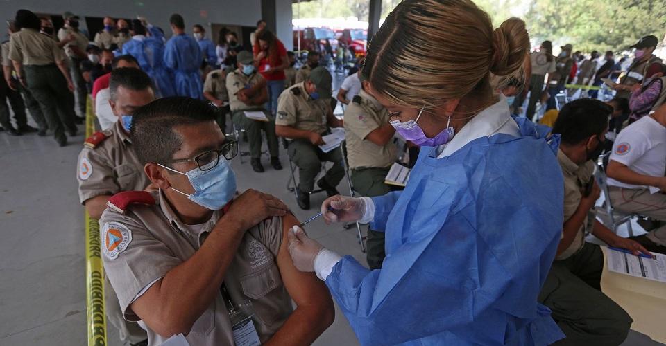 México suma 425 muertes más por COVID; han vacunado a 20 millones de personas