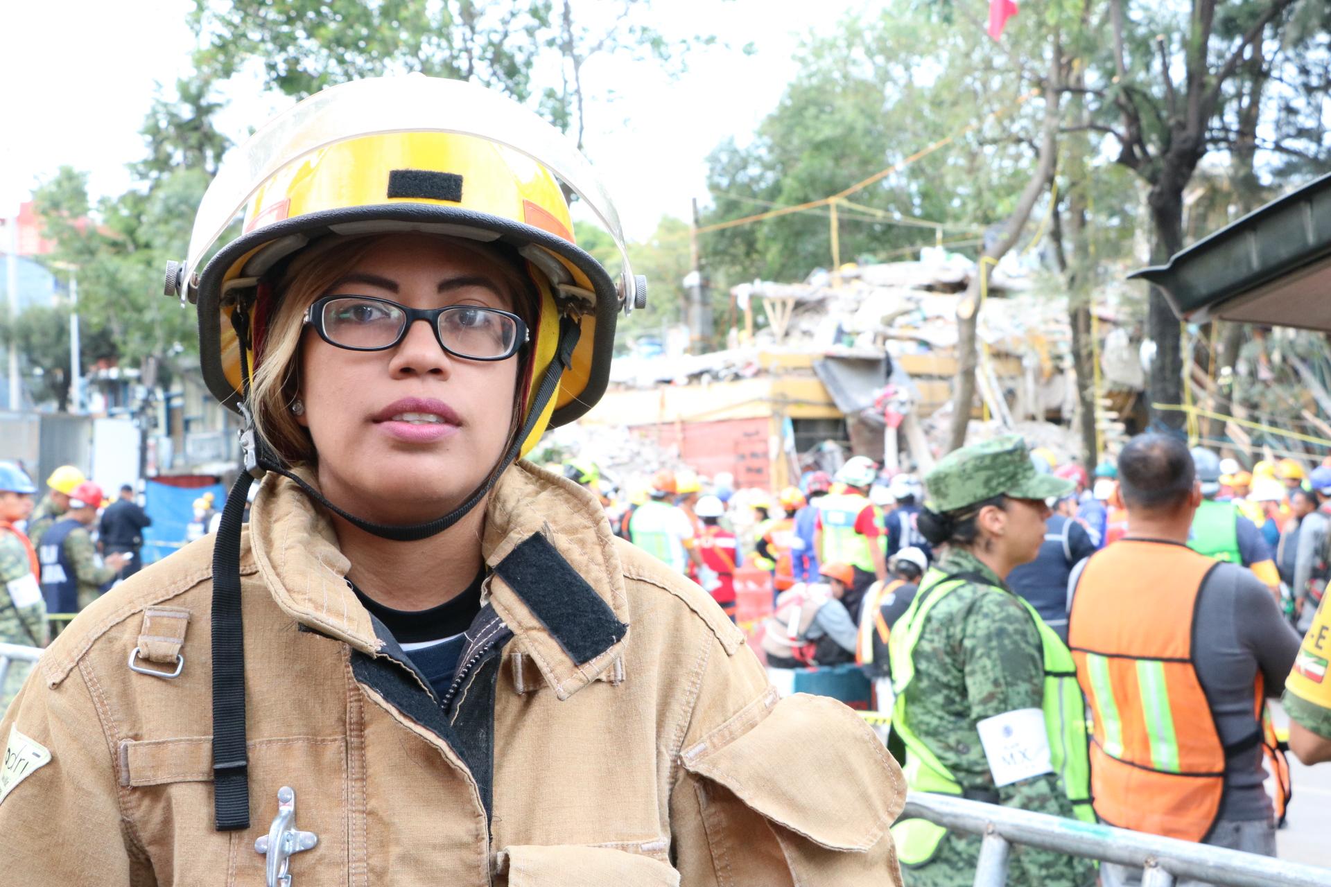 Mujeres heroínas: arriesgan su vida por el prójimo entre las ruinas del sismo