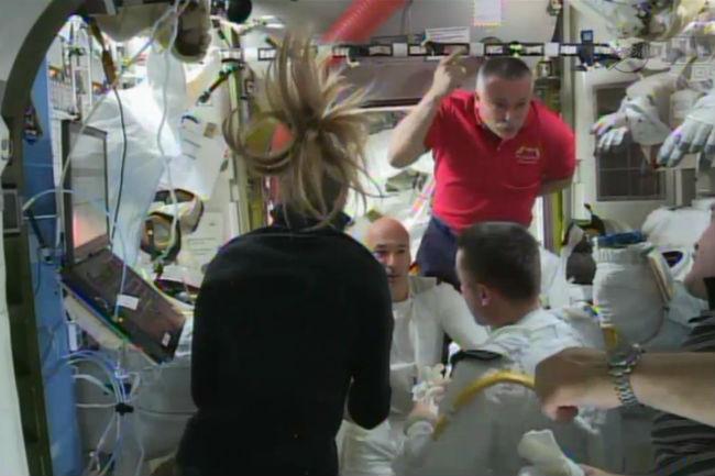NASA aborta caminata espacial por agua en casco