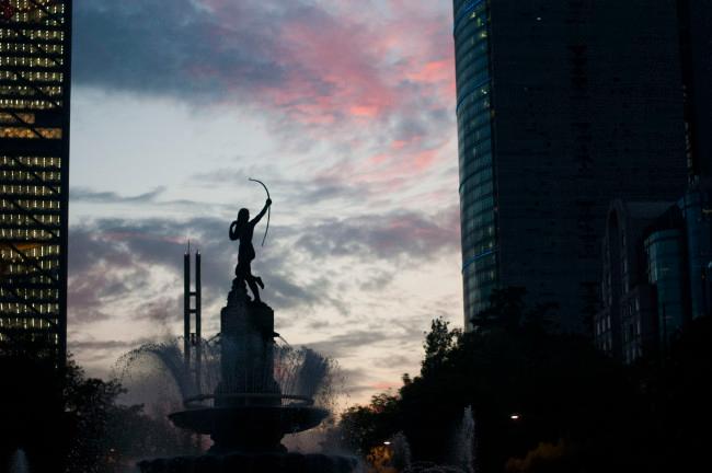 Suenan las golondrinas: el DF se despide y nace la Ciudad de México
