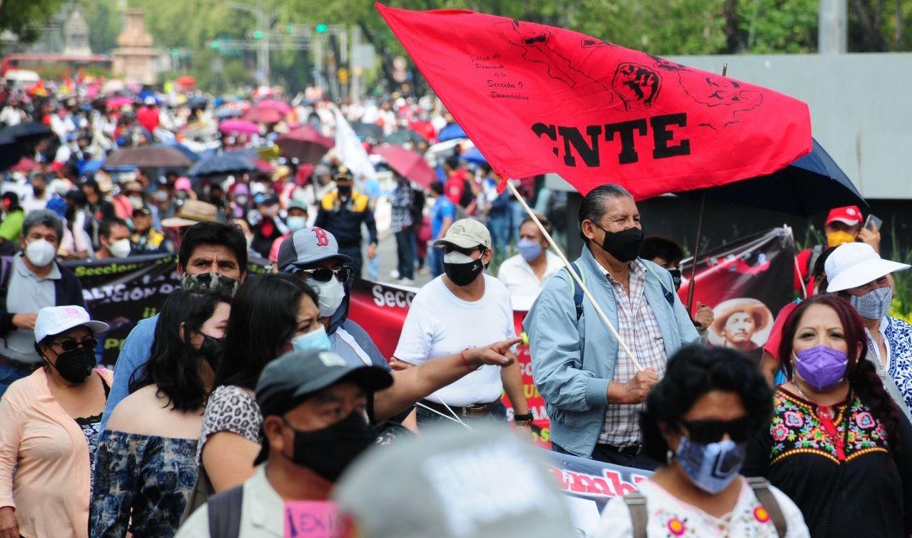 Bloqueos y quema de vehículos: Trabajadores de la CNTE protestan en Michoacán por pagos atrasados