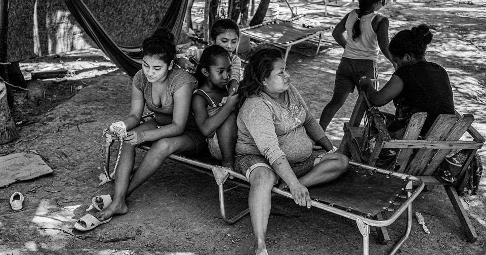 Mexicanos desplazados que buscan asilo en EU, atrapados y sin ayuda en un campamento en Matamoros