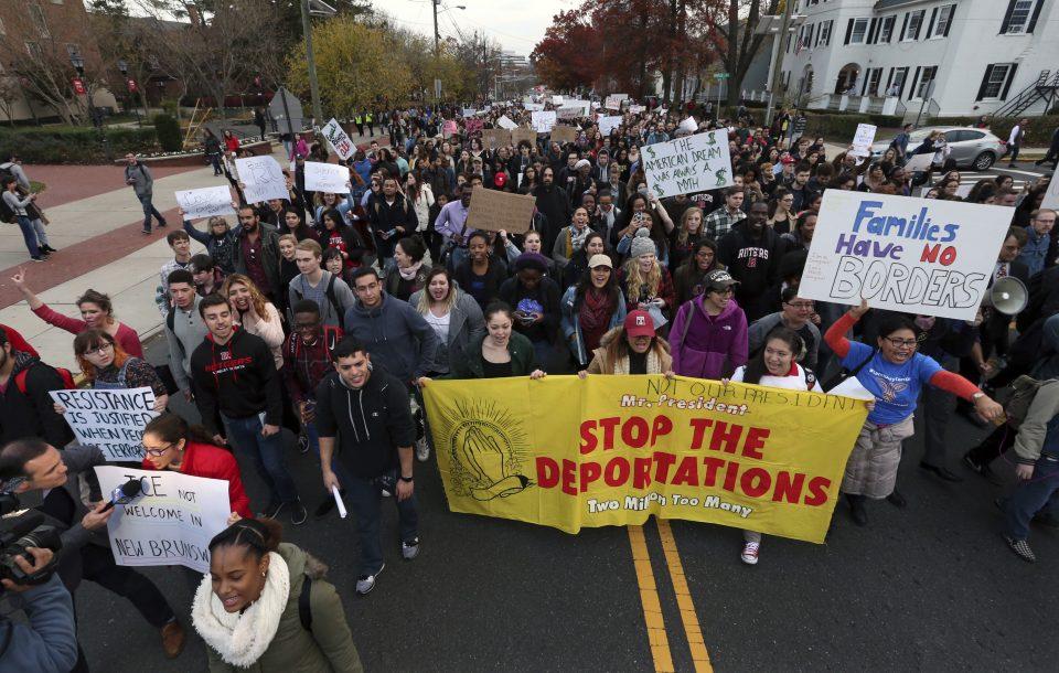 Estudiantes universitarios marchan para protestar contra el plan de deportaciones de Trump