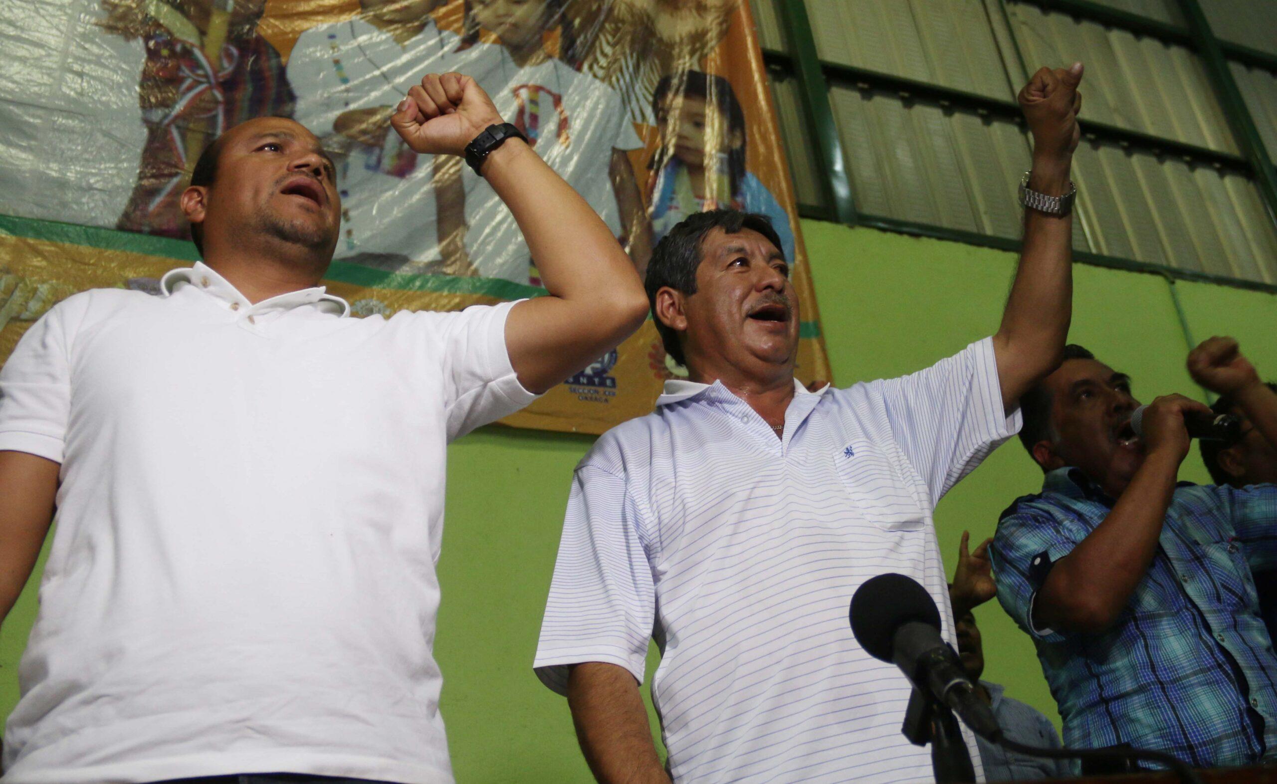 Lavado de dinero y robo de libros, los delitos por los que fueron detenidos dos líderes de la CNTE