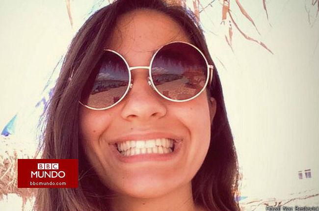 ¿Por qué mujeres turcas publican fotos riéndose en redes sociales?