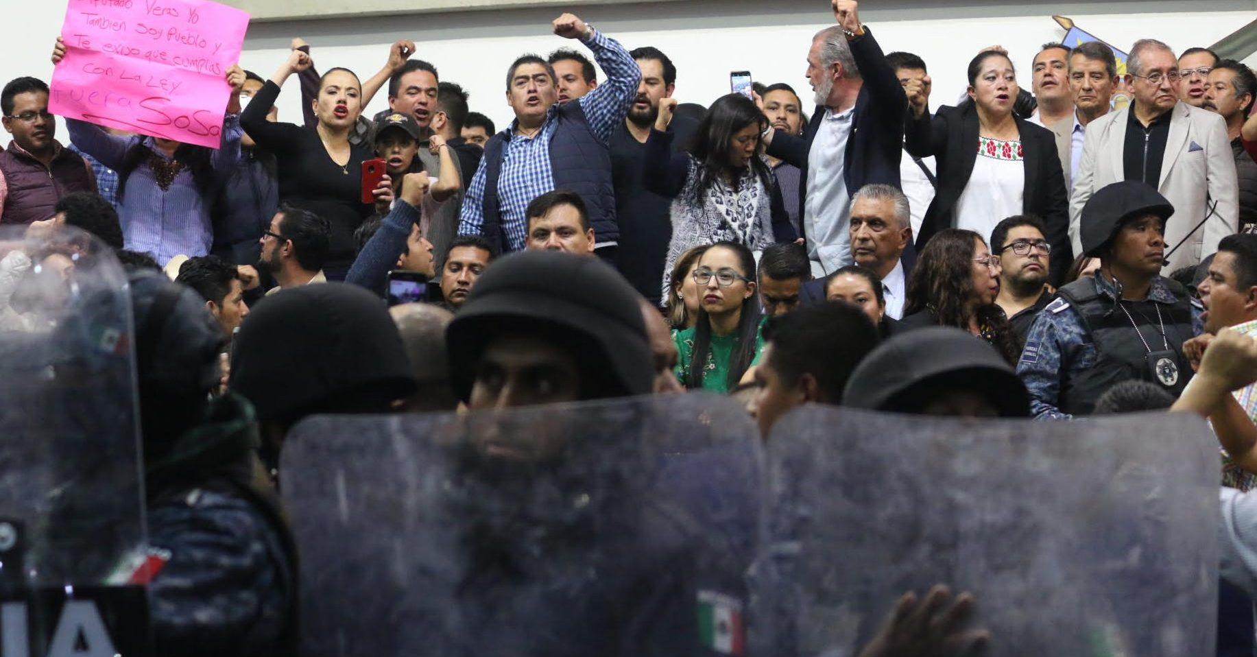 Morena, el PRI y manifestantes paralizan Congreso de Hidalgo; granaderos entran a replegarlos