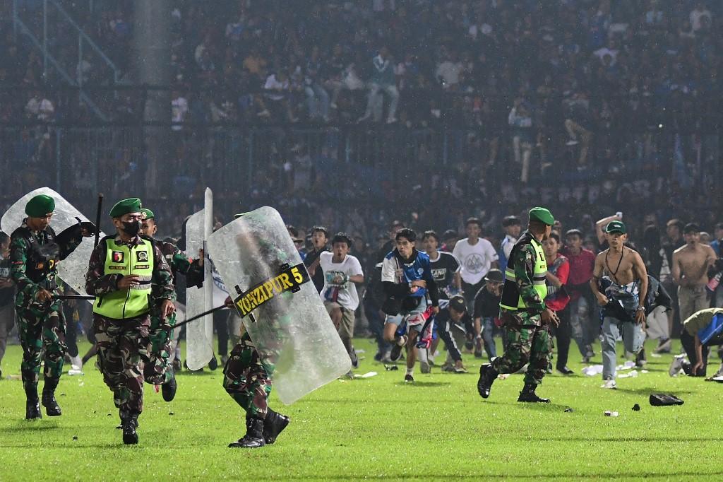 Hay al menos 32 niños entre los 125 fallecidos en estampida en estadio de futbol en Indonesia