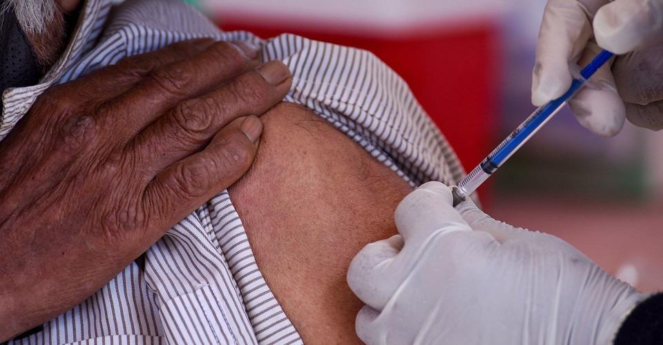 Estado de México reporta con vacuna COVID solo a 700 adultos mayores postrados