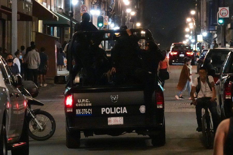 La policía y la fiscalía de la CDMX desalojan inmueble y detienen a 3 activistas tras agresión contra automovilista