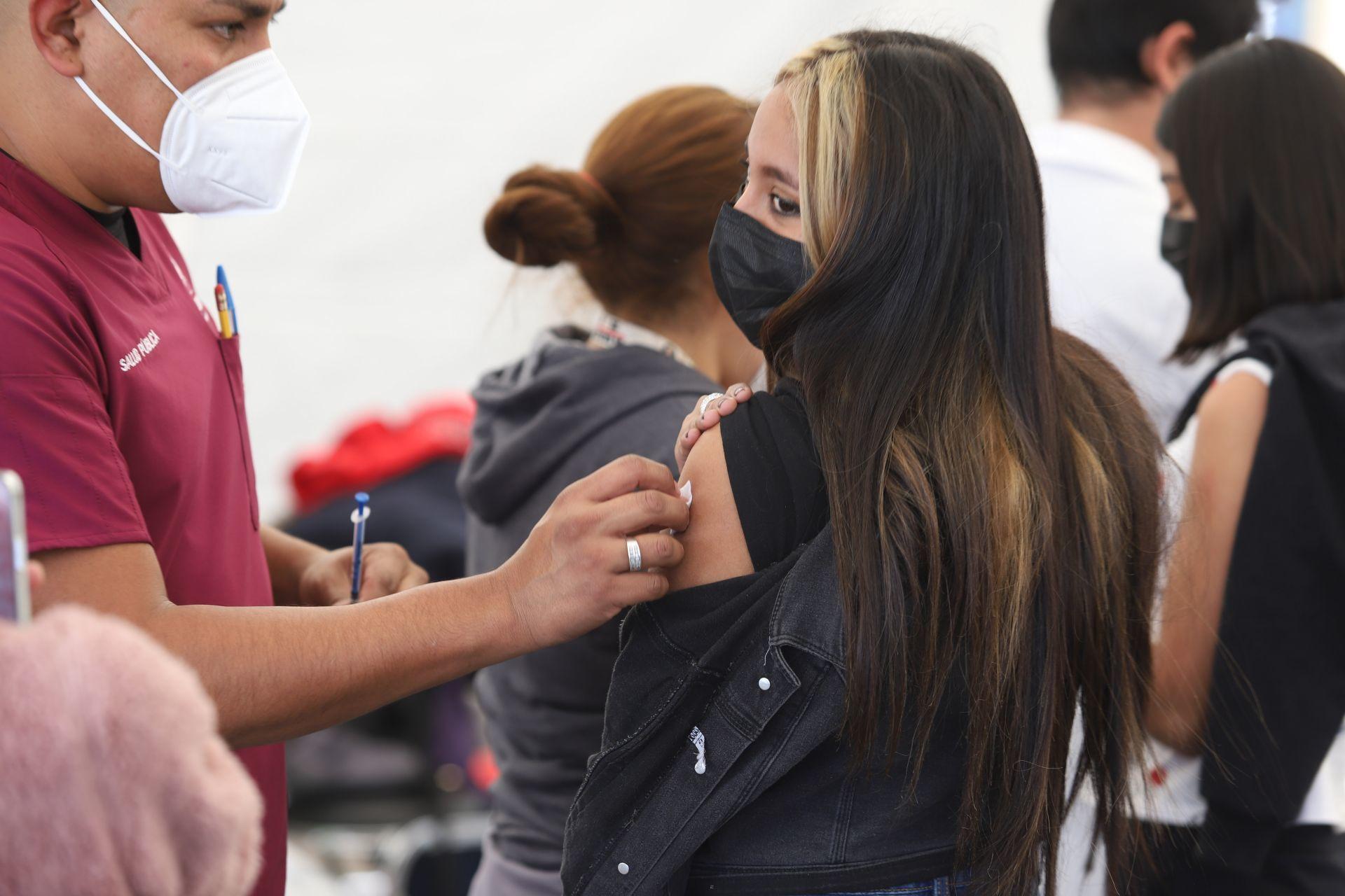 CDMX anuncia segunda dosis para adolescentes y refuerzo a personal de salud