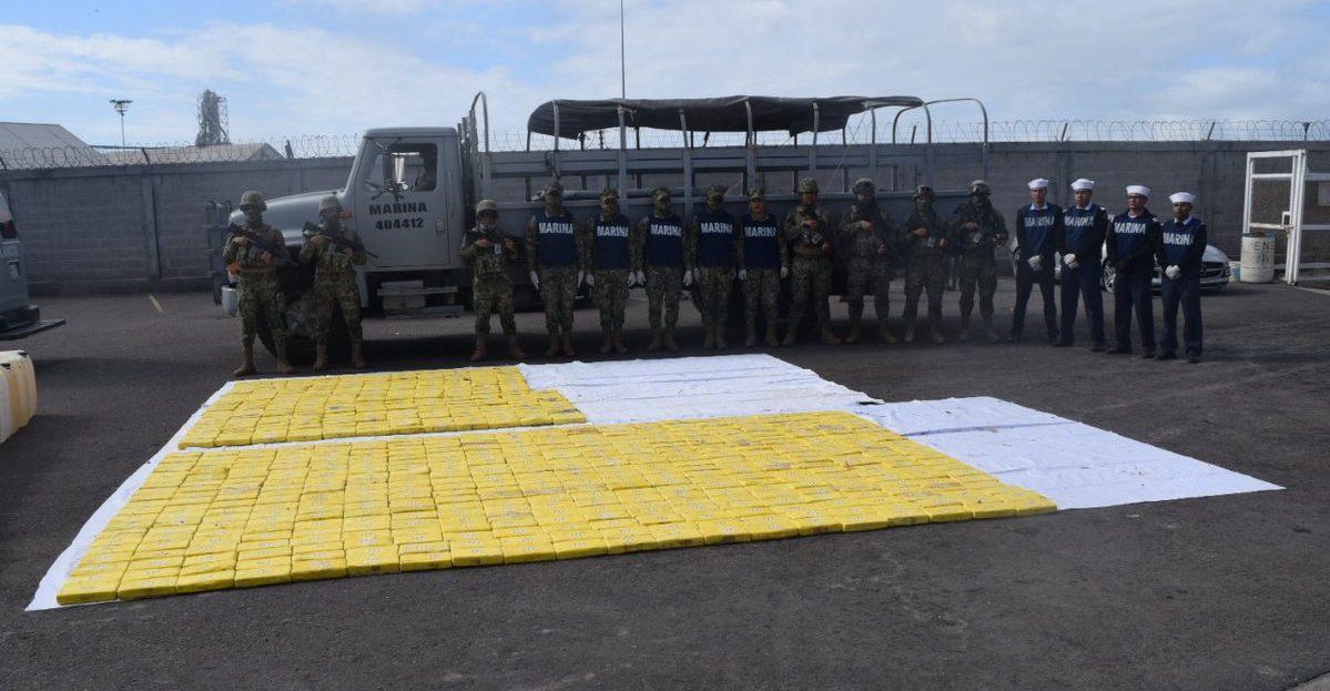 Detienen en Sinaloa a 15 personas que transportaban 630 kilos de cocaína en un barco; 12 son extranjeros