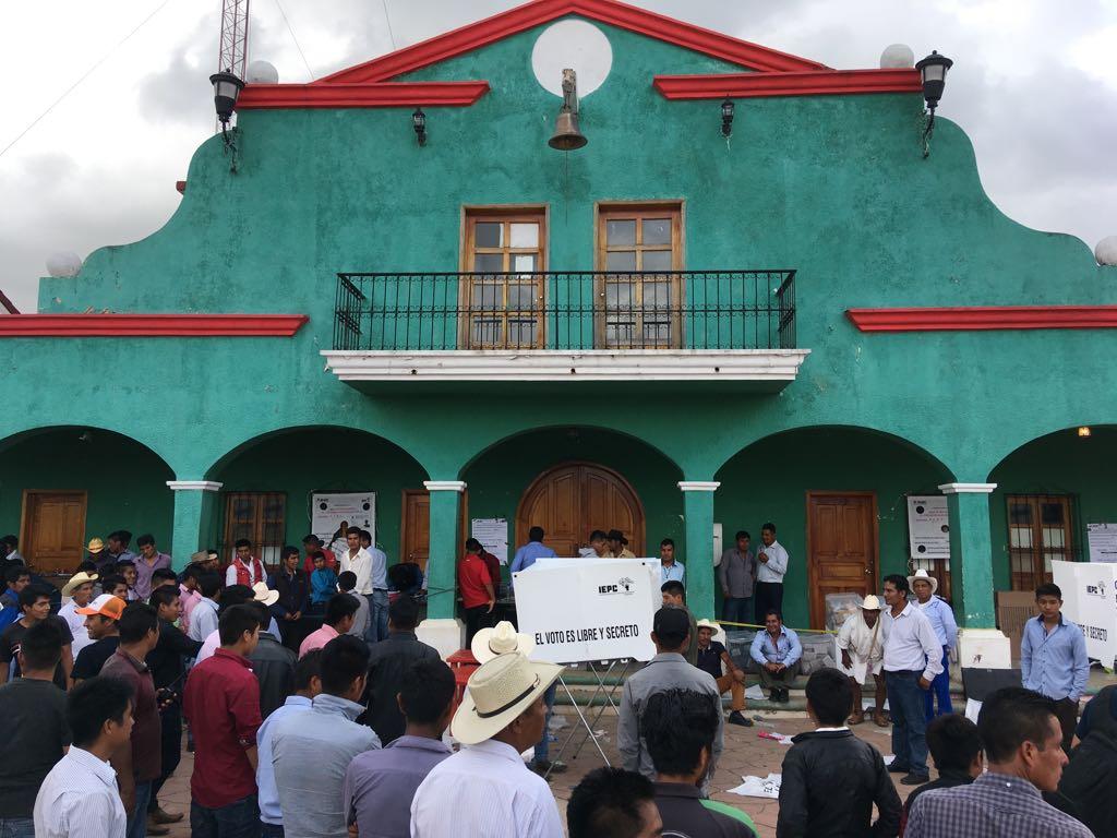 Riña provoca suspensión temporal votación en Santiago del Pinar; gobierno de Chiapas niega balacera