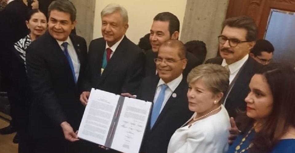 AMLO firma primer acuerdo como presidente; busca atender migración con países centroamericanos