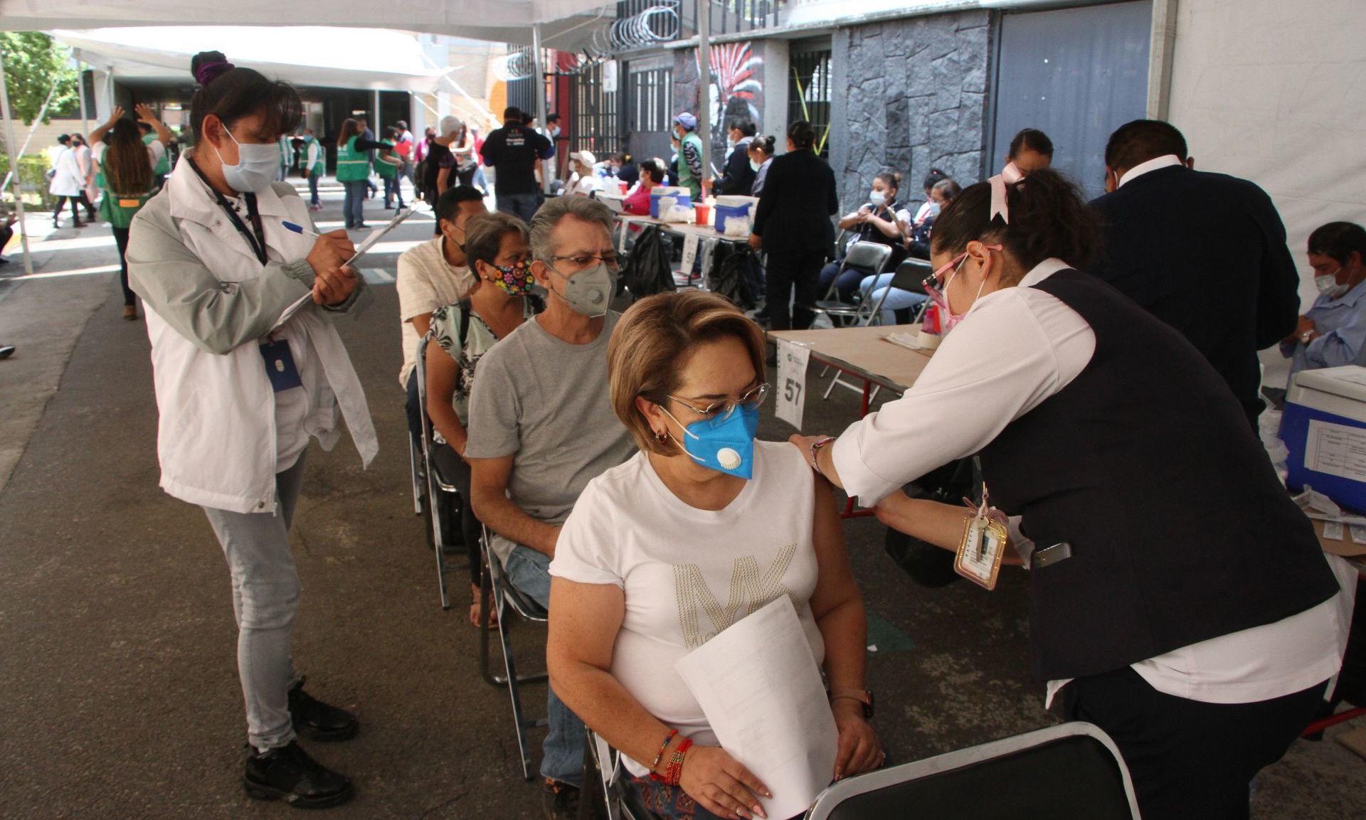México registra mil 309 nuevos casos de COVID; se ha vacunado al 24% de la población