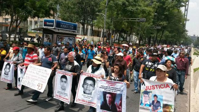 A dos semanas de las elecciones, padres de Ayotzinapa insisten en boicot electoral