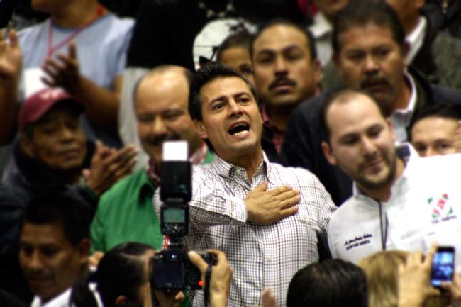 Pierde Peña Nieto 3 puntos tras <i>resbalón</i> de la FIL: Mitofsky