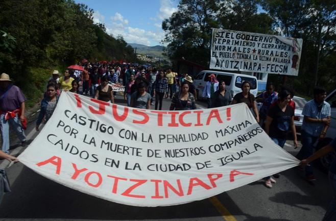 A casi un mes de la desaparición de normalistas de Ayotzinapa, gobierno federal “blindará” Guerrero