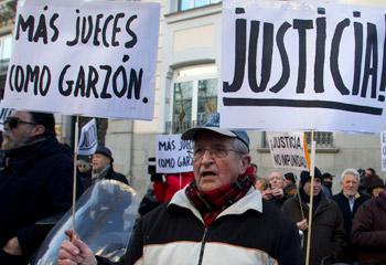 Víctimas de Franco dan apoyo al juez Baltasar Garzón