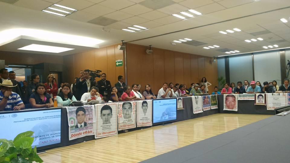 Padres de Ayotzinapa rompen el diálogo con la PGR y exigen la destitución de Tomás Zerón