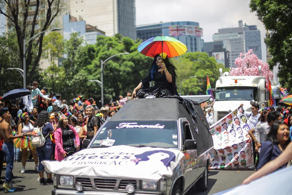 Un coche fúnebre en medio de la fiesta del orgullo para no olvidar los crímenes de odio