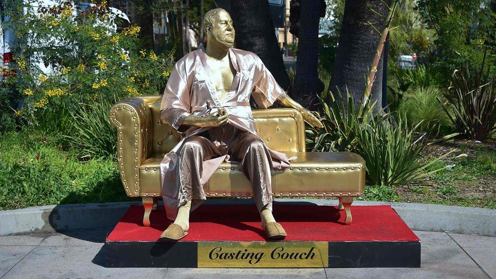El Sofá del casting: la estatua de Harvey Weinstein que apareció en Hollywood previo a los Óscar