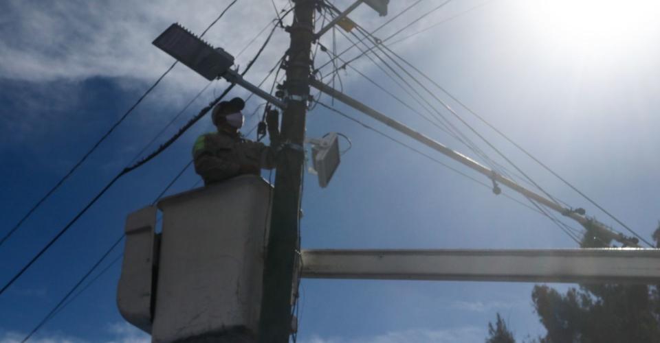 Juez cuestionado por AMLO concede más suspensiones contra la reforma eléctrica