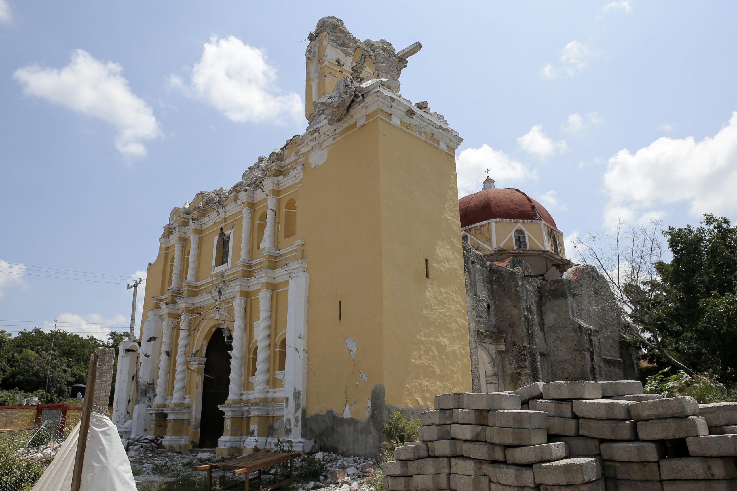 Habitantes de Atzala, Puebla, esperan reconstruir su iglesia y sus viviendas tras el 19S