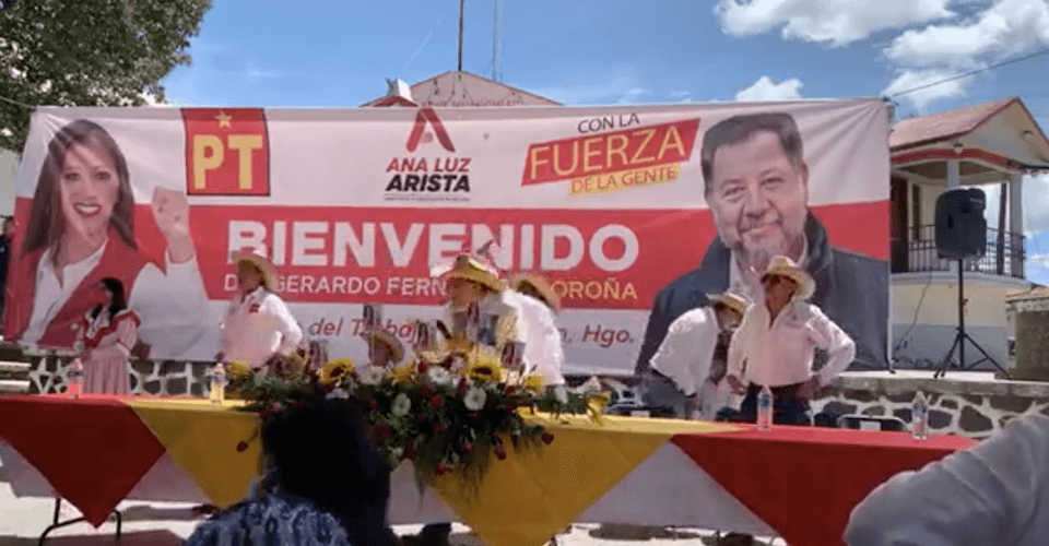 Lanzan huevos a Noroña durante mitin en Hidalgo; responsabiliza a gobernador