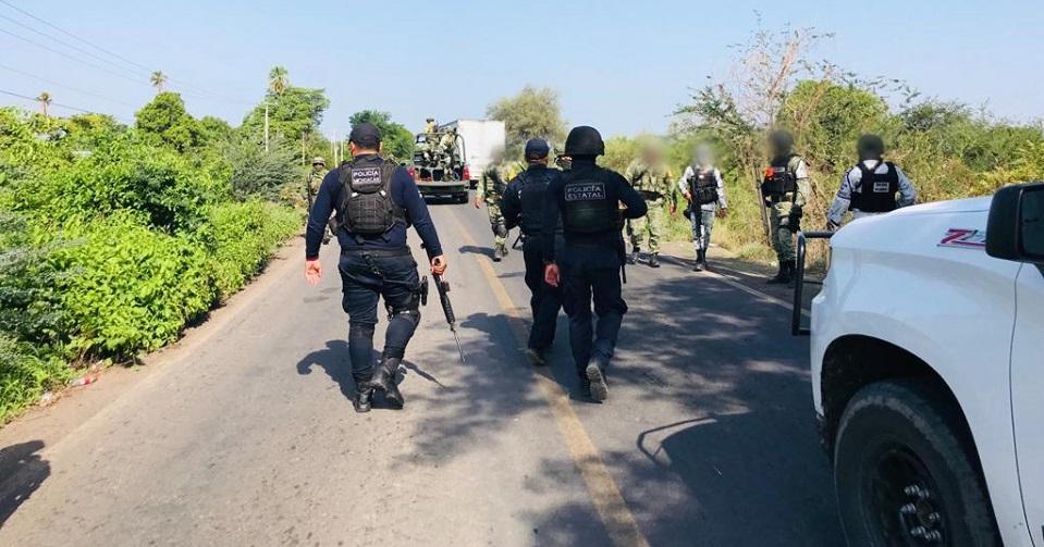 Queman vehículos y hacen bloqueos carreteros en Apatzingán y Buenavista, Michoacán