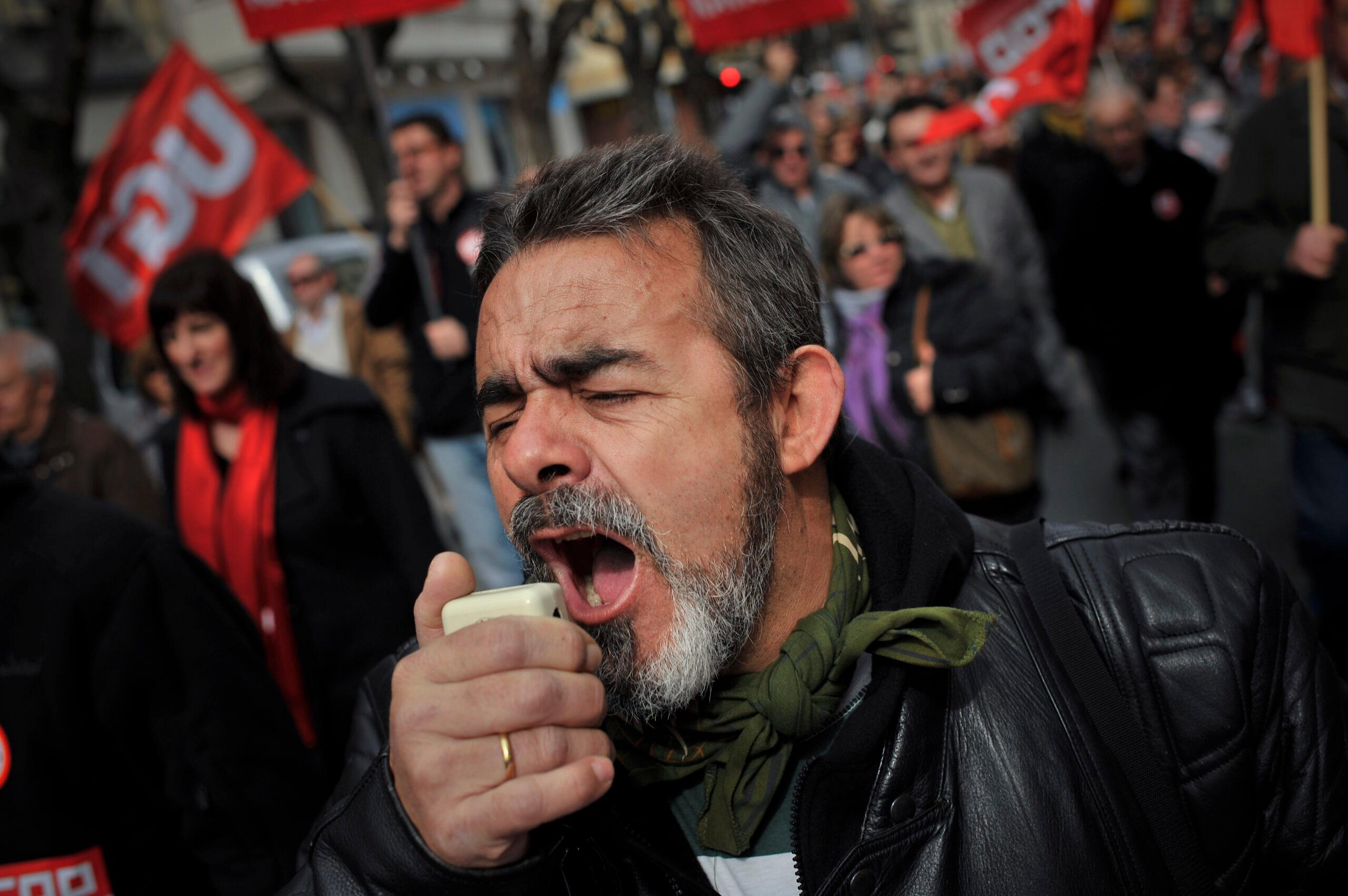 Amagan sindicatos con huelga general en España tras recortes “dramáticos”